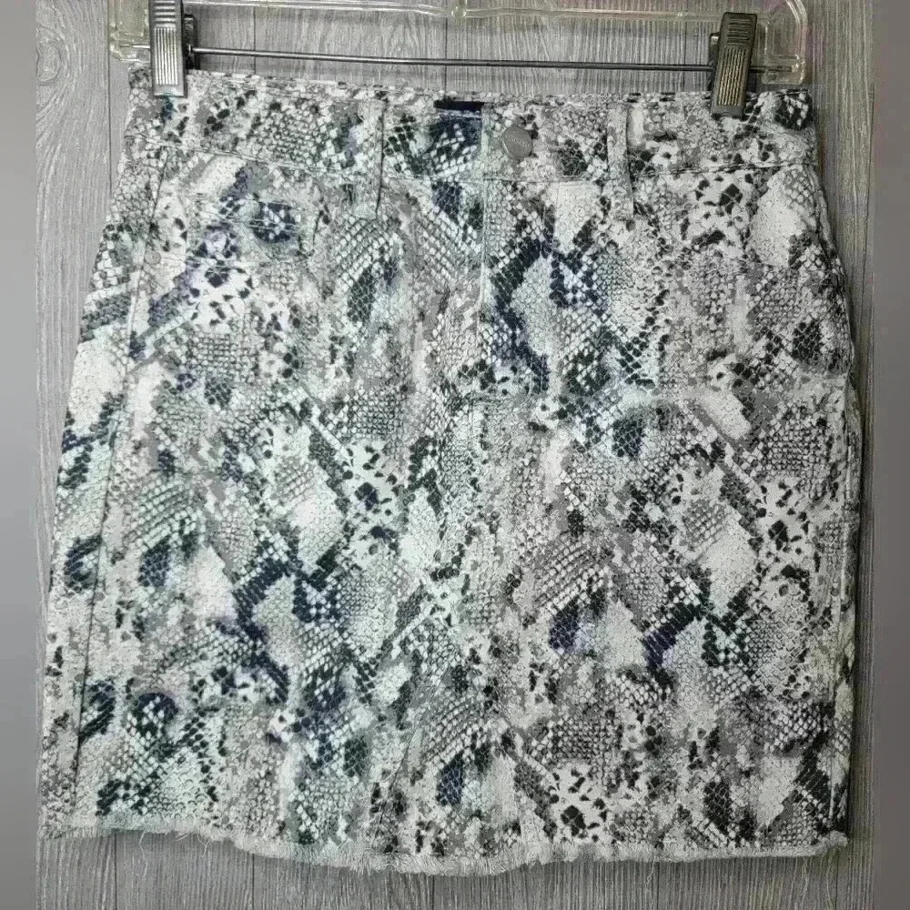 ♡Sanctuary black and white snake print denim mini skirt. Size 26. C-18